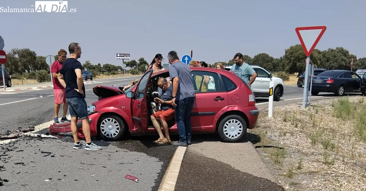 Accidente de tráfico en la rotonda de salida a la A-66, en el término municipal de Buenavista (Salamanca)