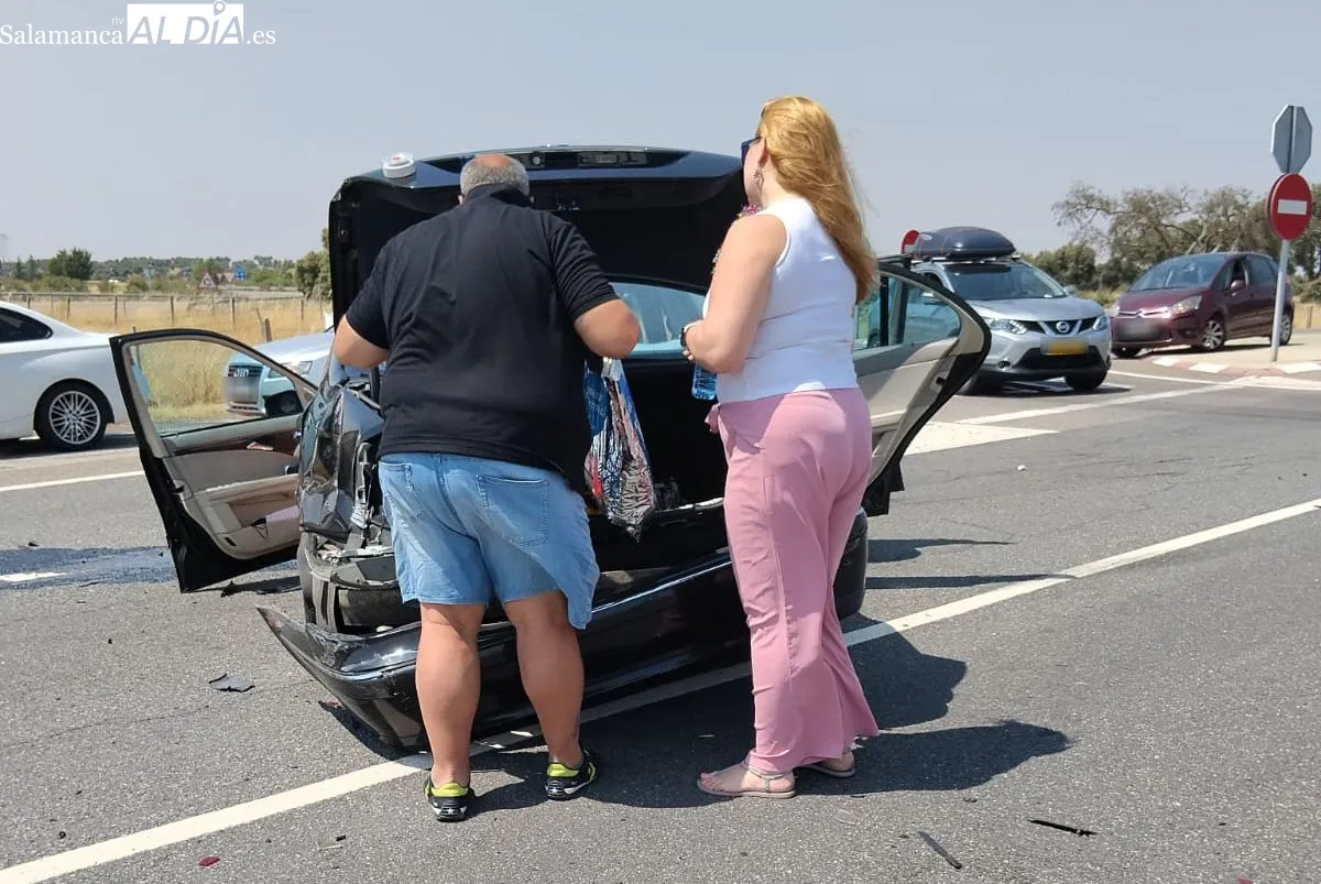 Accidente de tráfico en la rotonda de salida a la A-66, en el término municipal de Buenavista (Salamanca)