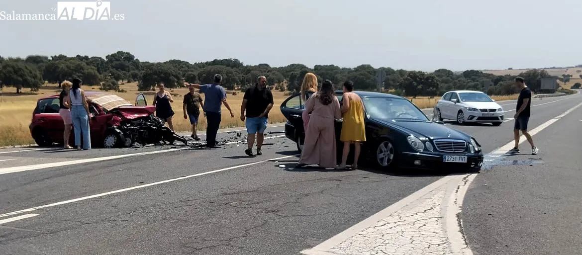 Accidente de tráfico en la rotonda de salida a la A-66, en el término municipal de Buenavista (Salamanca)