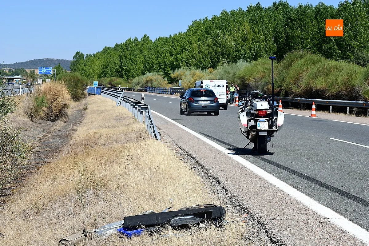 Foto 3 - FOTOS | Un var&oacute;n de 60 a&ntilde;os herido en un accidente de tr&aacute;fico en la A-62 a su paso por Cuidad Rodrigo