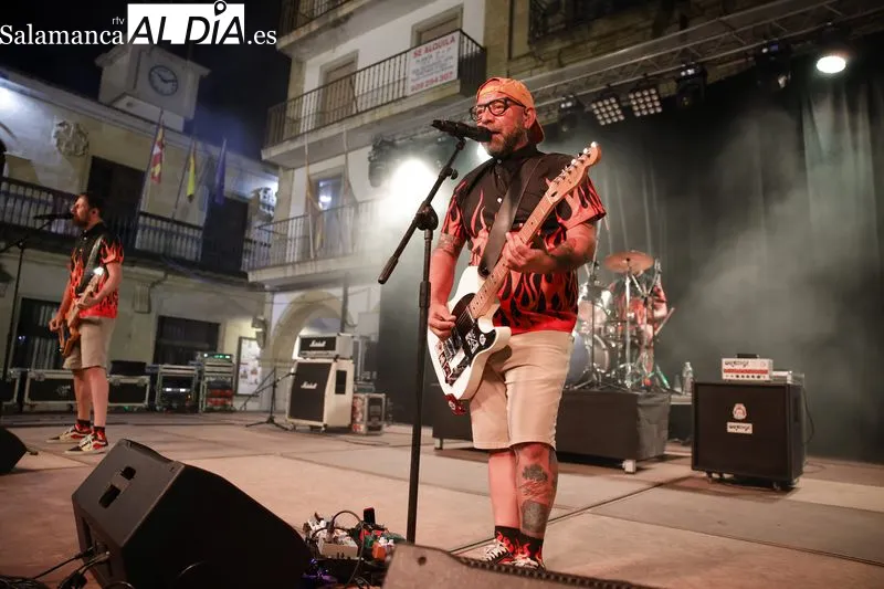 Foto 15 - Alba Fest 2026: Dos formas de entender el punk hicieron rugir la Plaza Mayor de Alba de Tormes