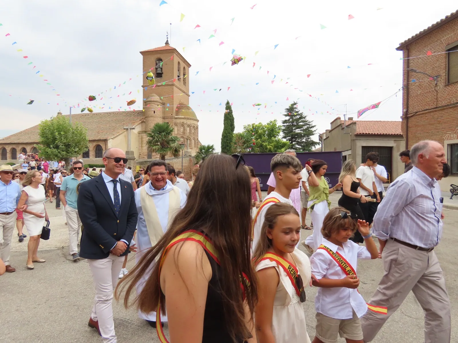 Foto 3 - Aldeaseca de la Frontera acompa&ntilde;a a su patrona, Nuestra Se&ntilde;ora de la Asunci&oacute;n, entre bailes, vivas y un gran ambiente festivo
