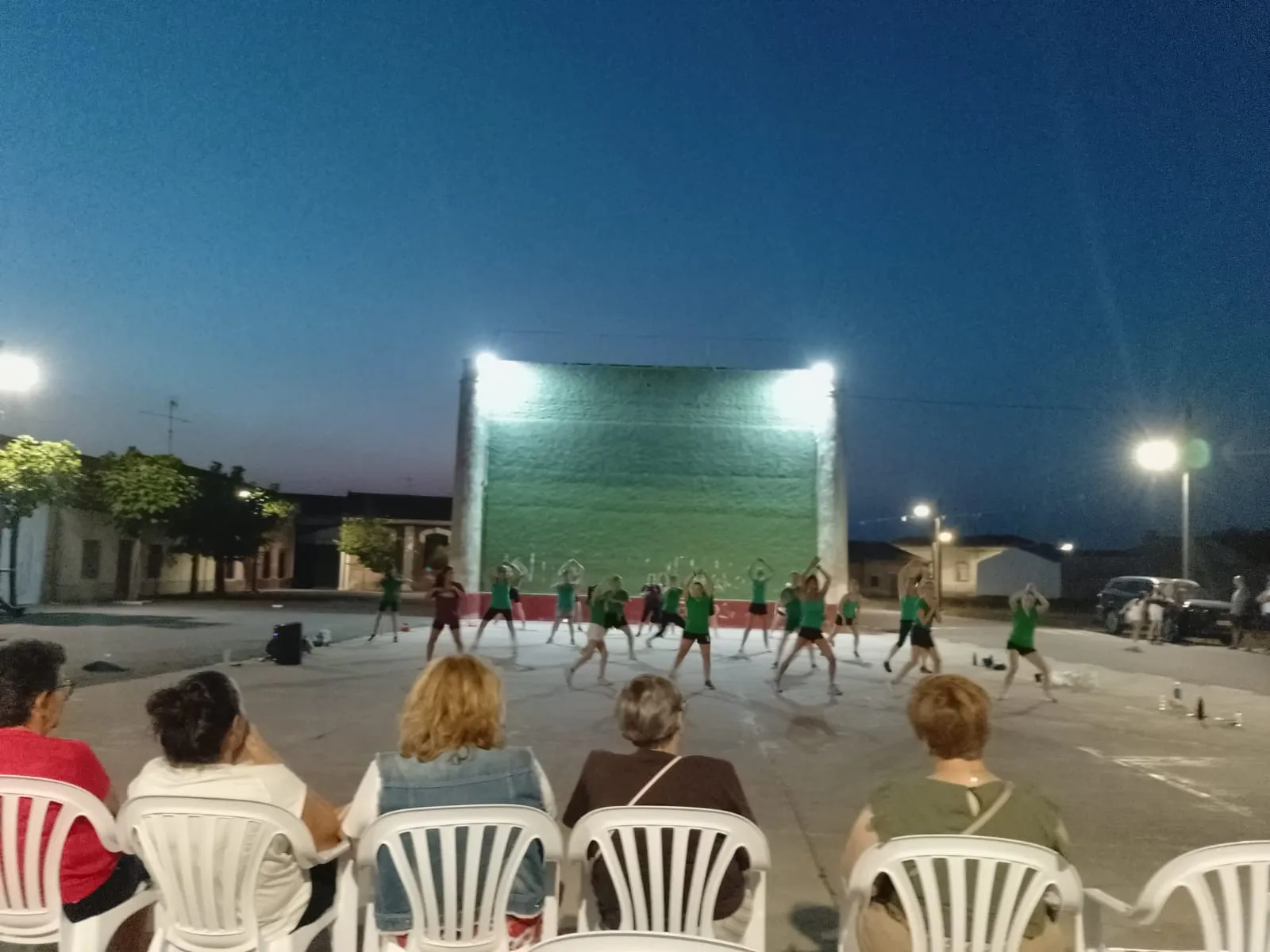 Foto 3 - El Campo de Pe&ntilde;aranda se mueve al ritmo de la zumba dentro de su Verano Cultural