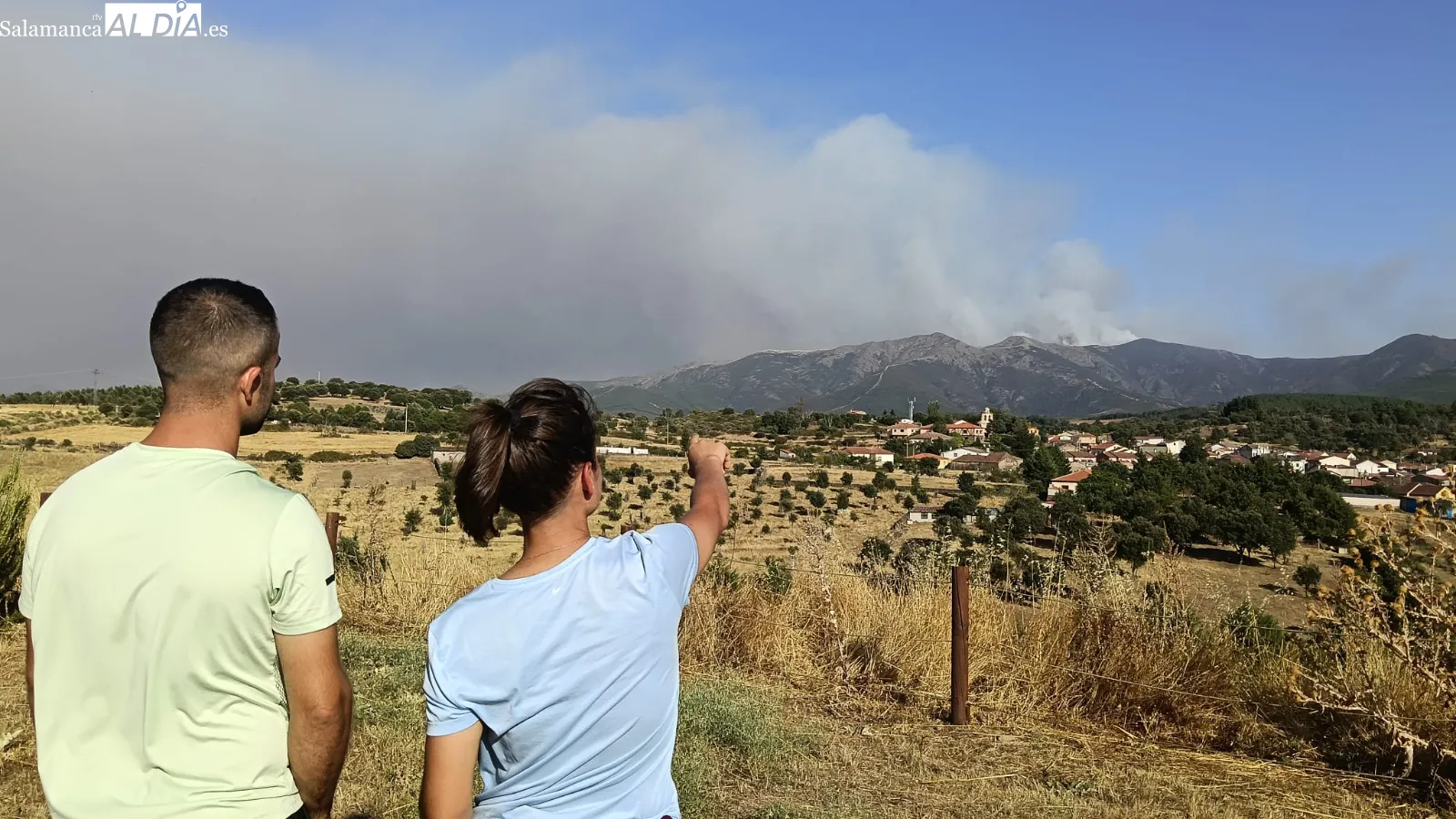 El incendio de Las Hurdes visto desde Agallas. Fotos: Adrián Martín