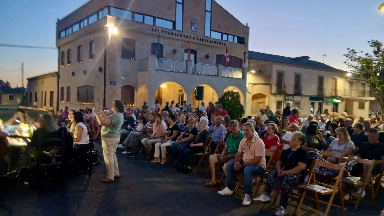 Foto 3 - Las velas y los relatos toman la Plaza Mayor de Babilafuente en su d&eacute;cima edici&oacute;n
