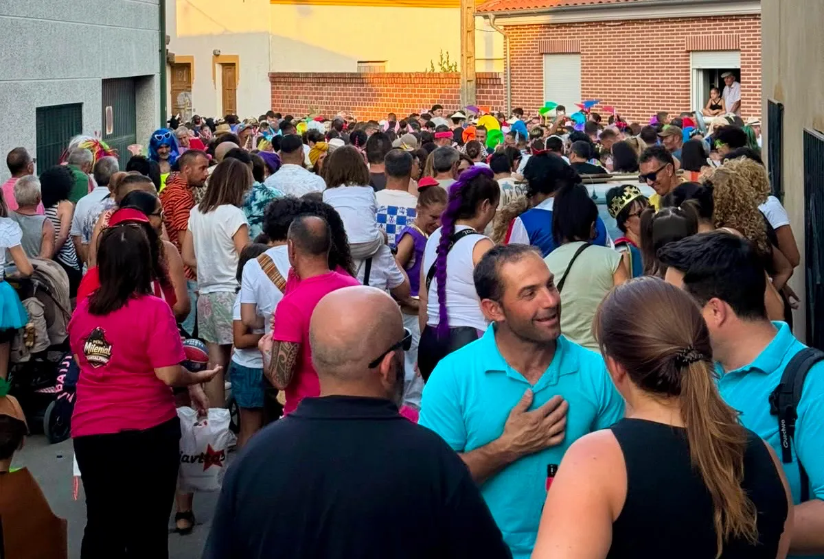 Foto 3 - Color, disfraces y baile toman las calles de Cantalpino para dar la bienvenida a sus fiestas