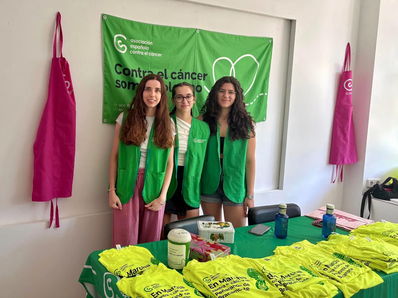 Foto 2 - Gran respuesta ciudadana a la venta de camisetas e inscripciones para la Marcha Contra el C&aacute;ncer