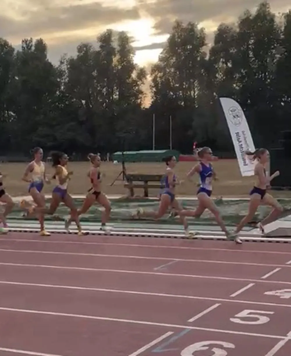 Foto 3 - Roc&iacute;o Garrido concluye su espectacular temporada con otros estratosf&eacute;ricos 4.05 en 1500&nbsp;
