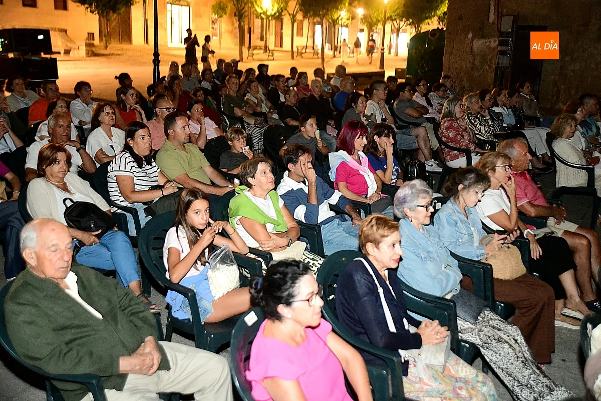 La plaza del Conde se llena para ver cine de verano