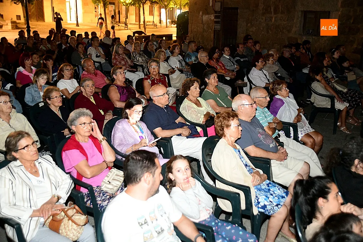 La plaza del Conde se llena para ver cine de verano