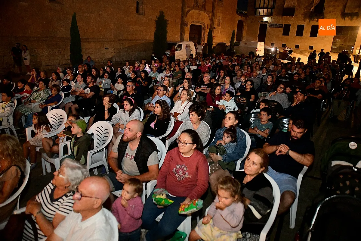 La plaza del Conde se llena para ver cine de verano
