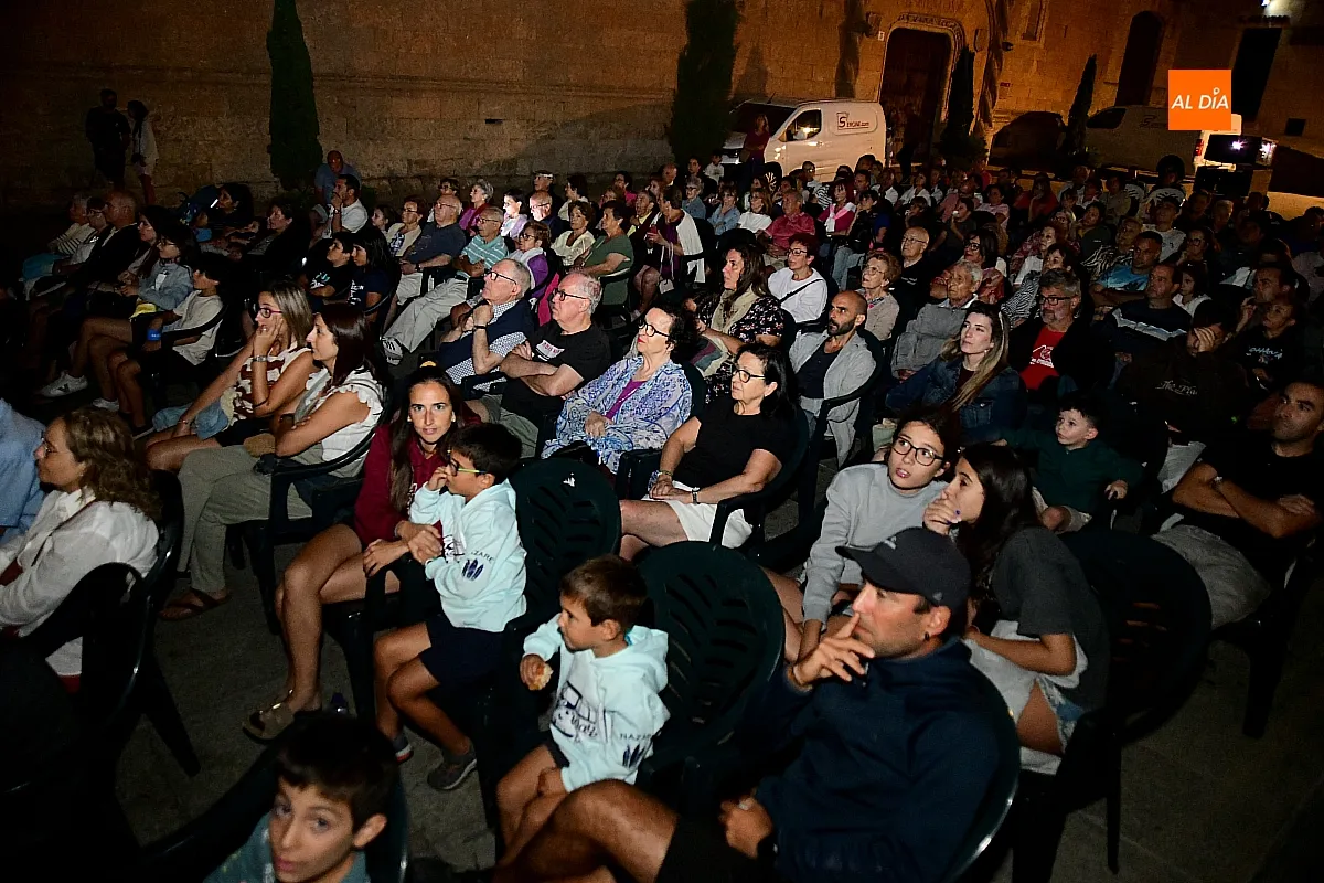 La plaza del Conde se llena para ver cine de verano