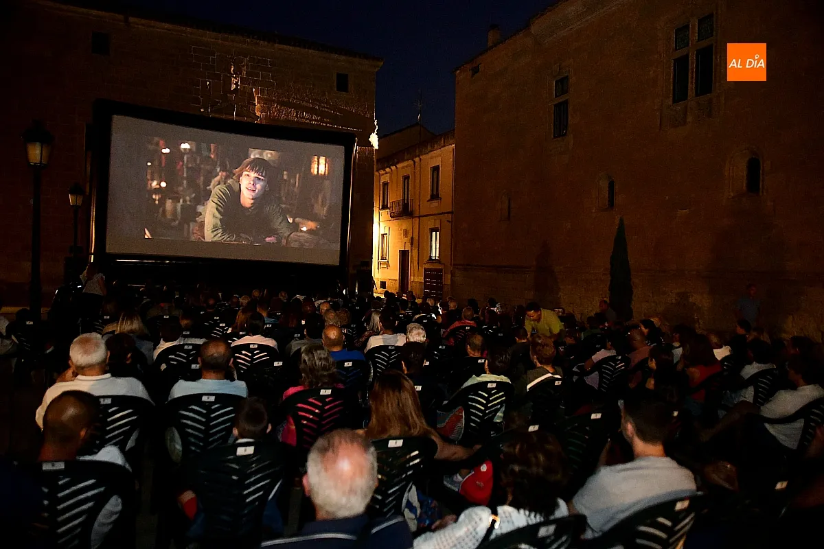 La plaza del Conde se llena para ver cine de verano