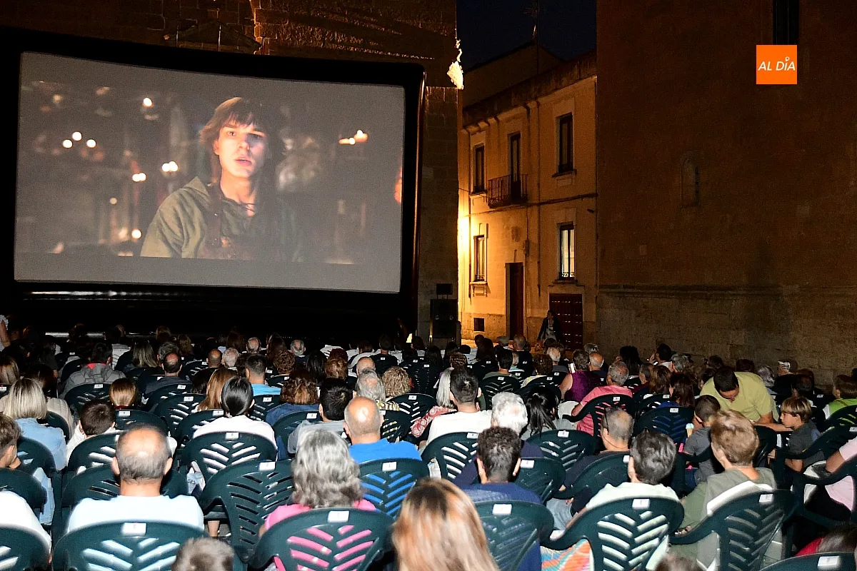 La plaza del Conde se llena para ver cine de verano