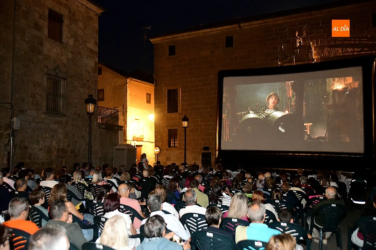 La plaza del Conde se llena para ver cine de verano
