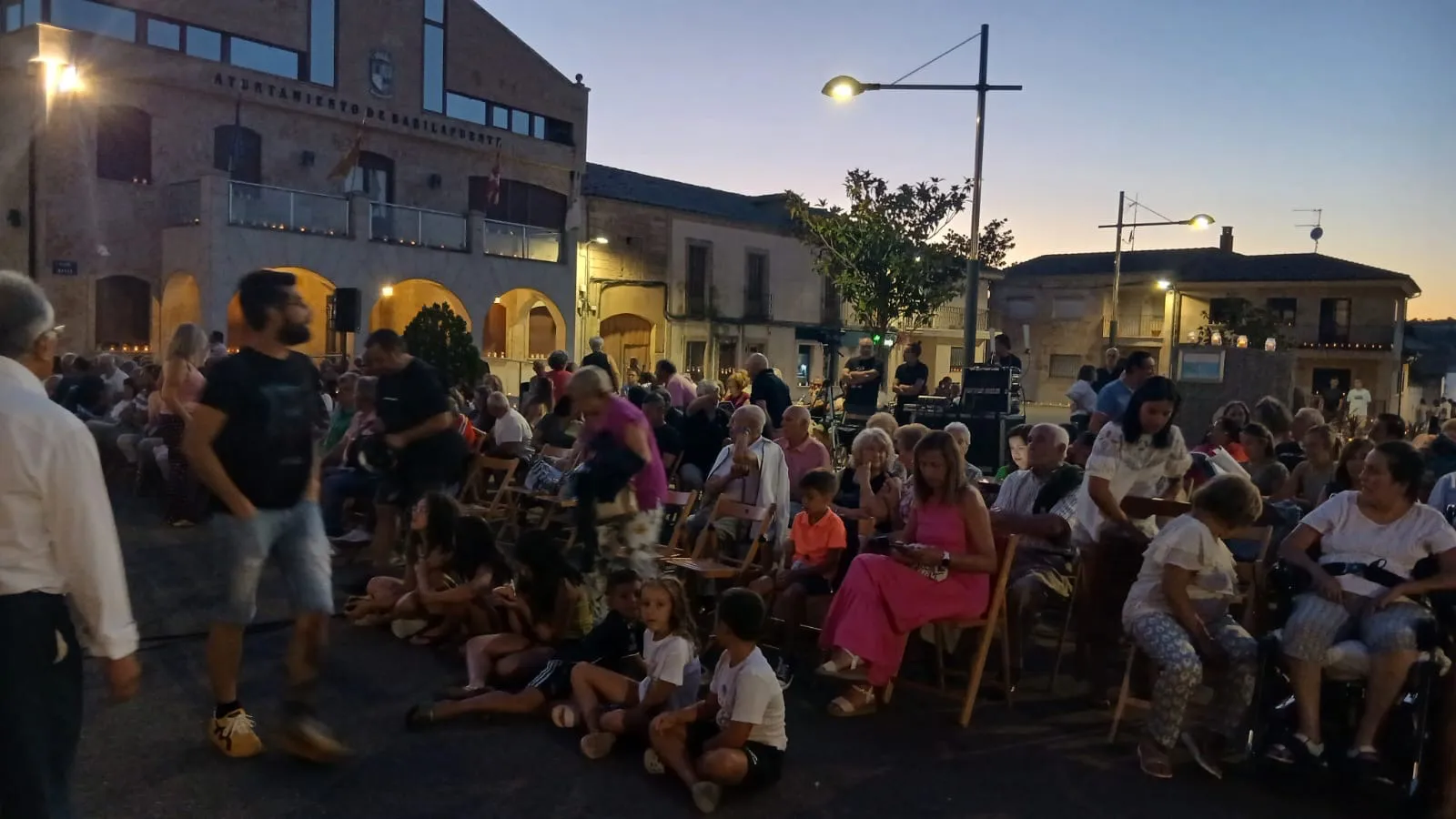 Foto 4 - Las velas y los relatos toman la Plaza Mayor de Babilafuente en su d&eacute;cima edici&oacute;n