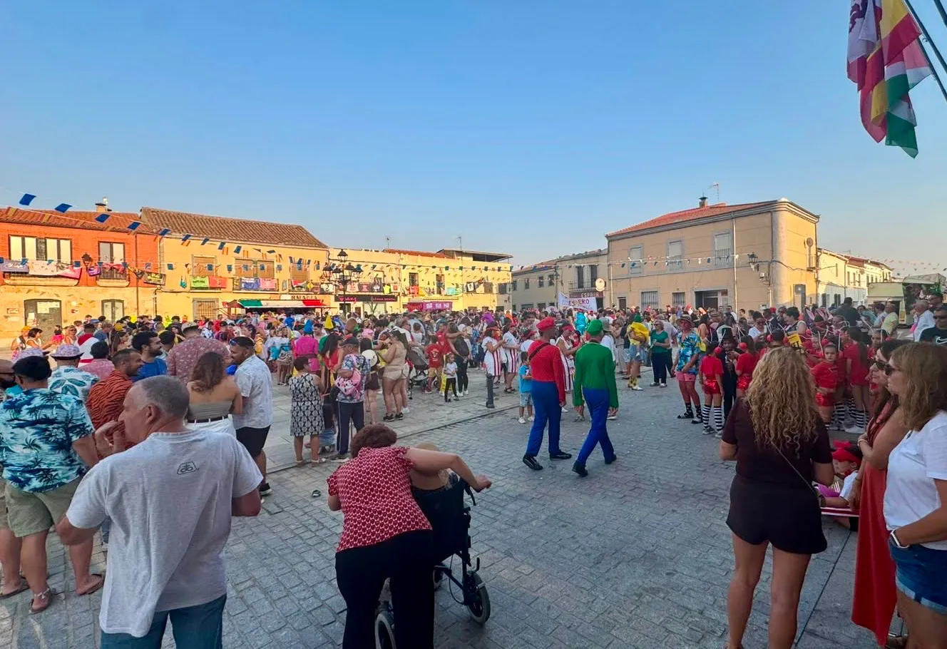 Foto 4 - Color, disfraces y baile toman las calles de Cantalpino para dar la bienvenida a sus fiestas