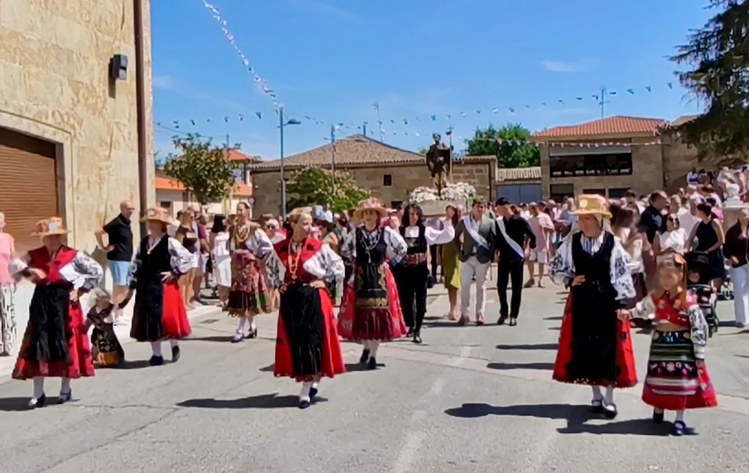 Foto 4 - Babilafuente mantiene viva y multitudinaria su tradici&oacute;n en honor a San Roque