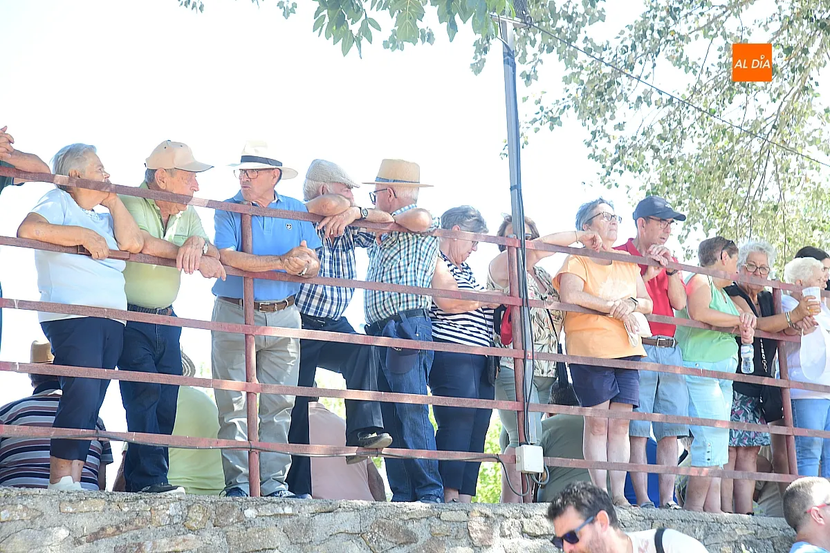 Encierro a caballo en Navasfrías por su Semana Cultural