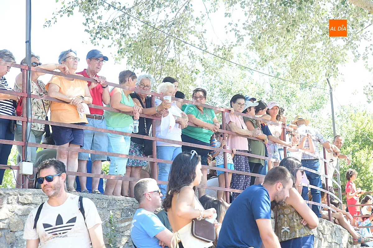 Encierro a caballo en Navasfrías por su Semana Cultural