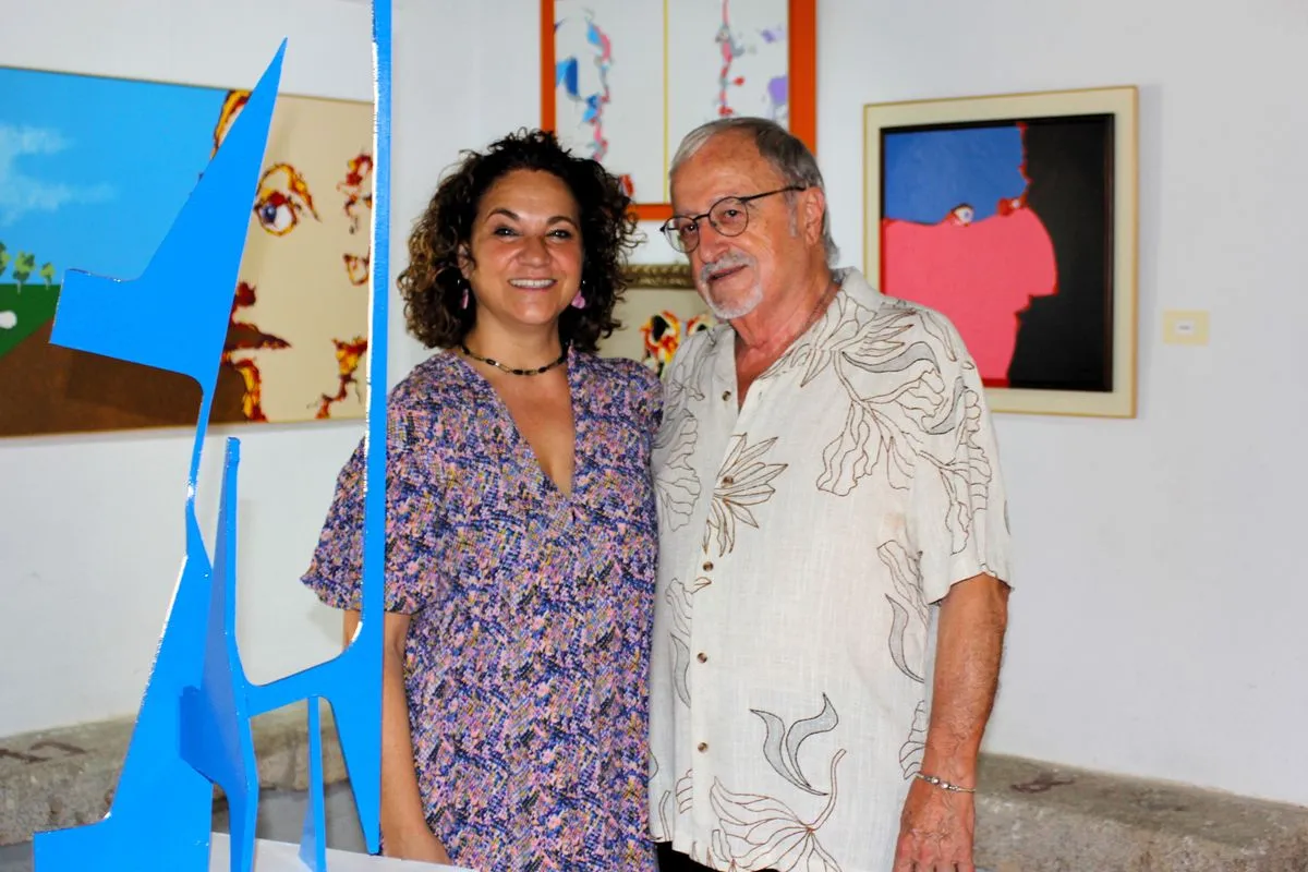 La exposición de David Fronce llena de “Ideas y color” hasta el 29 de agosto la sala consistorial de Monleón