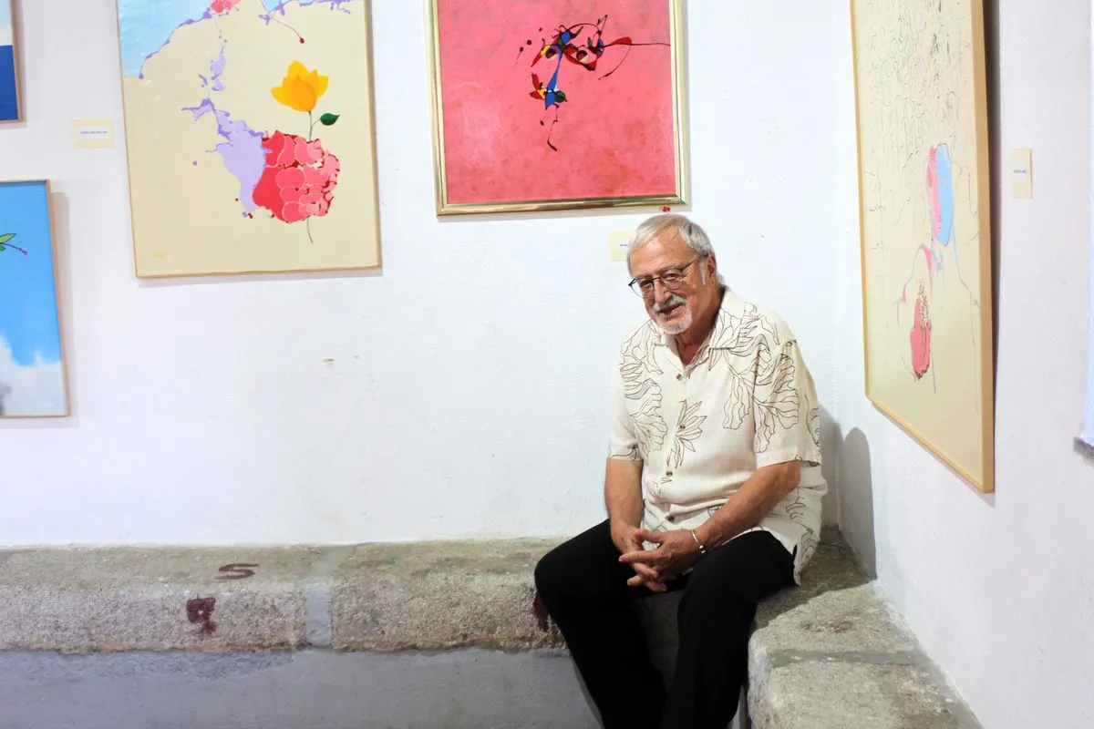 La exposición de David Fronce llena de “Ideas y color” hasta el 29 de agosto la sala consistorial de Monleón