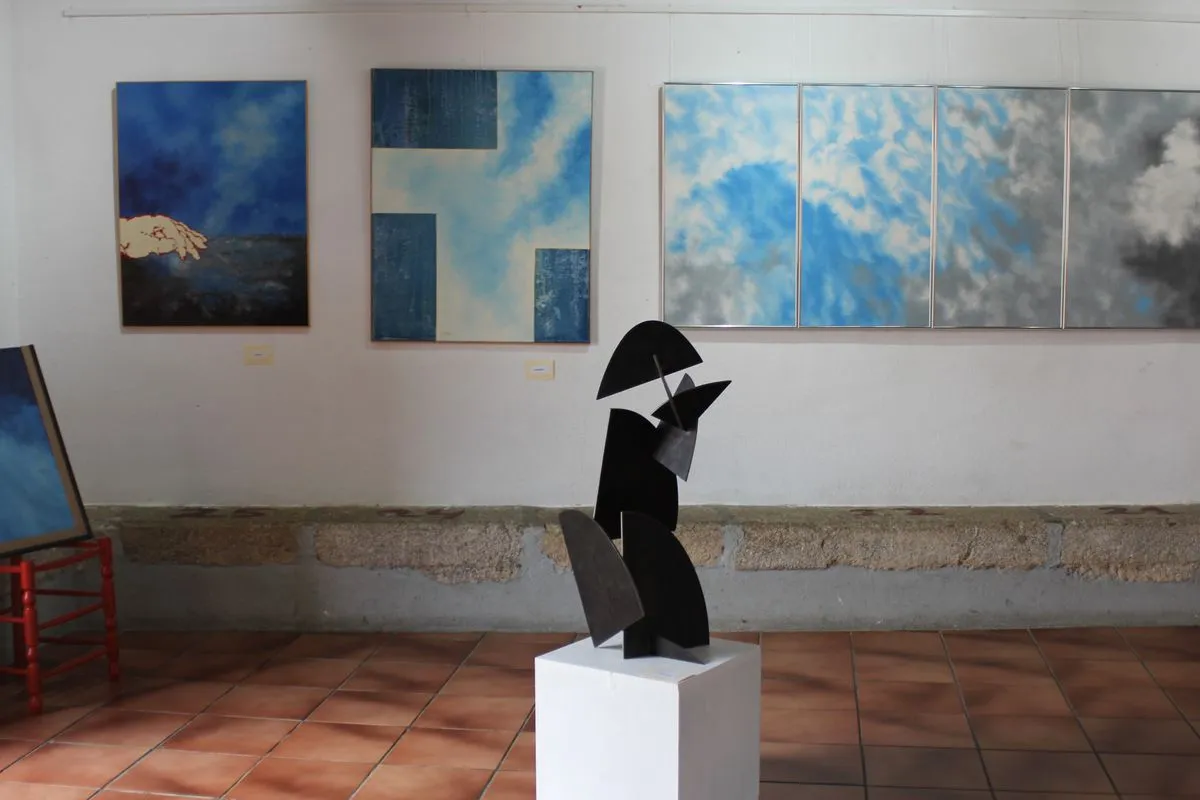 La exposición de David Fronce llena de “Ideas y color” hasta el 29 de agosto la sala consistorial de Monleón