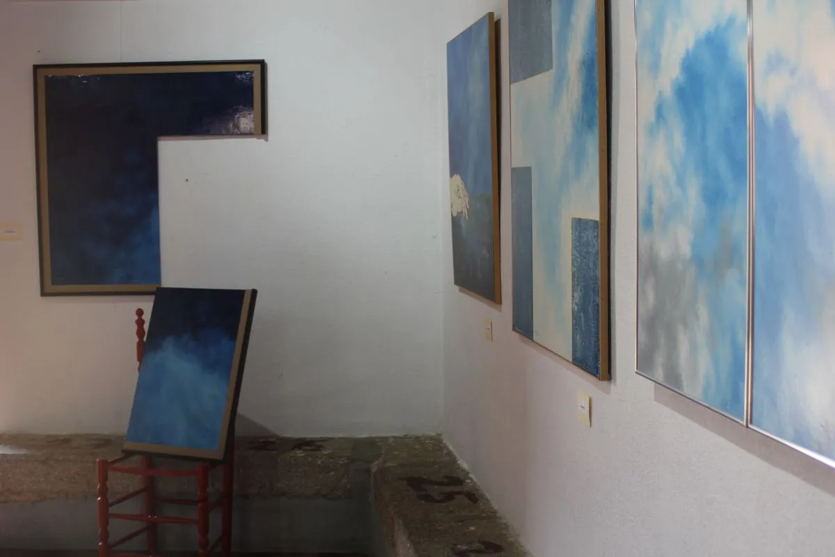 La exposición de David Fronce llena de “Ideas y color” hasta el 29 de agosto la sala consistorial de Monleón