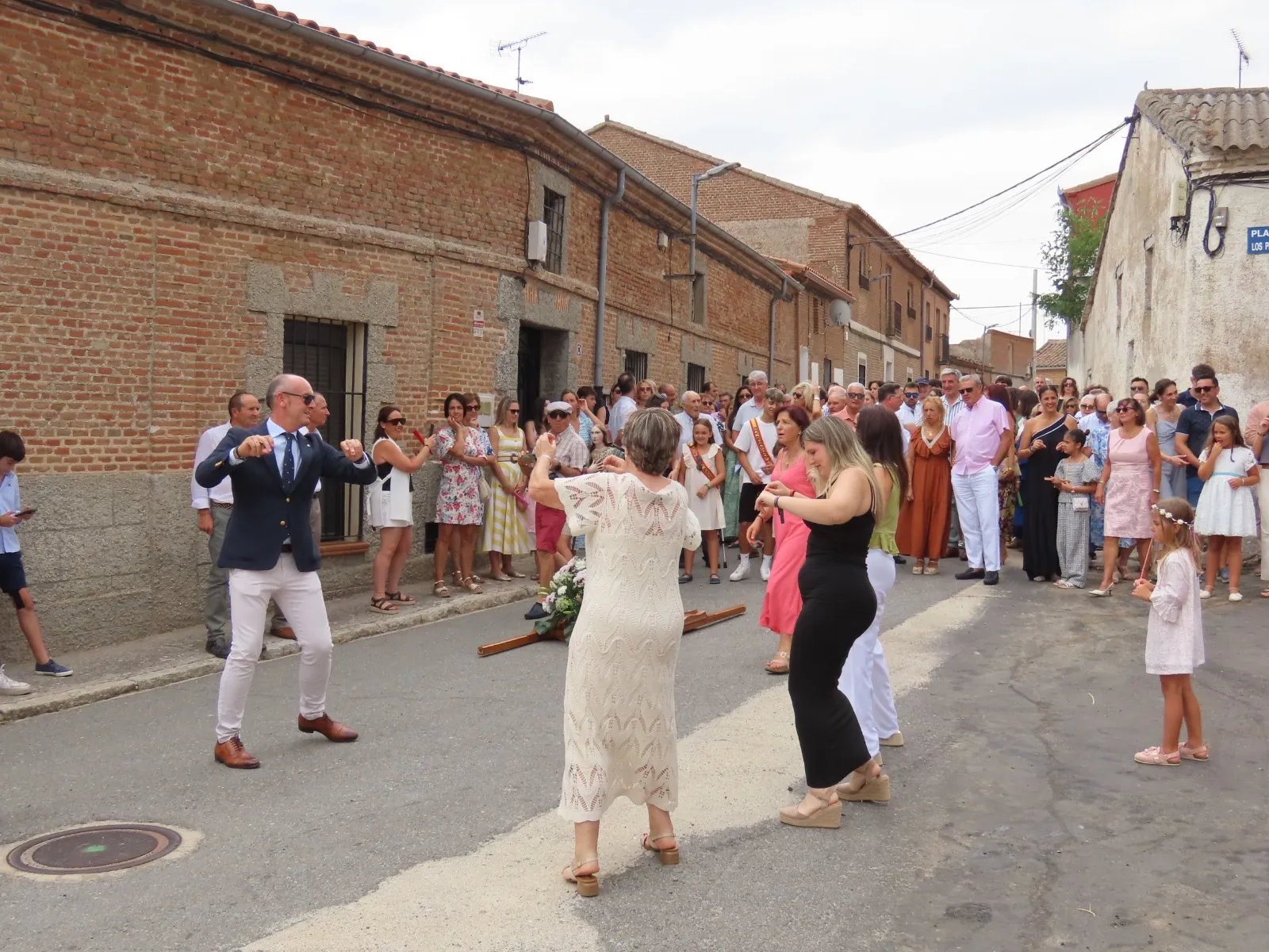 Foto 2 - Aldeaseca de la Frontera acompa&ntilde;a a su patrona, Nuestra Se&ntilde;ora de la Asunci&oacute;n, entre bailes, vivas y un gran ambiente festivo