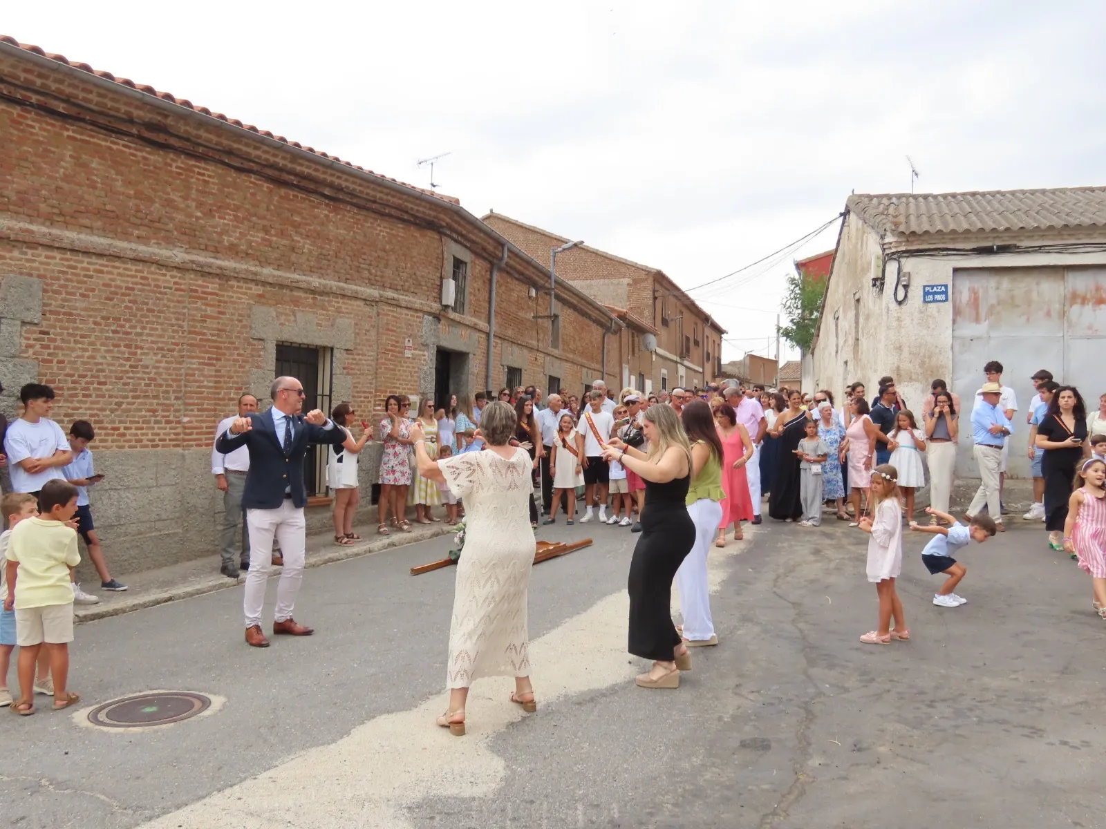 Foto 4 - Aldeaseca de la Frontera acompa&ntilde;a a su patrona, Nuestra Se&ntilde;ora de la Asunci&oacute;n, entre bailes, vivas y un gran ambiente festivo