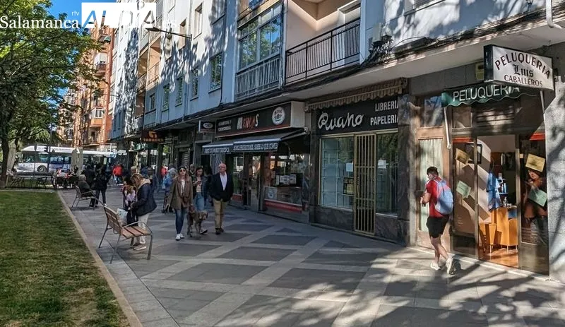 Foto de archivo de una calle comercial en Salamanca 