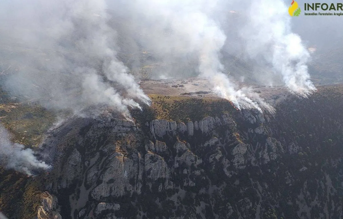 Avión Foca de Matacán lucha contra el incendio de Huesca