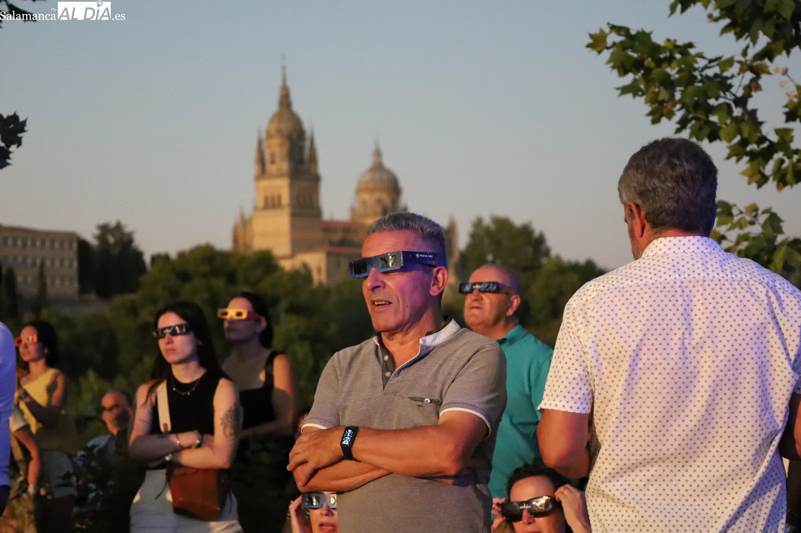 Salmantinos viven el eclipse en el parque de Nebrija. Fotos: Miguel González