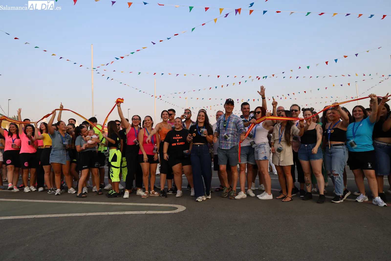 Desfile de peñas e inauguración de la Feria de Día y de Noche en el arranque de las fiestas de Carbajosa de la Sagrada. Fotos: Miguel Á. González