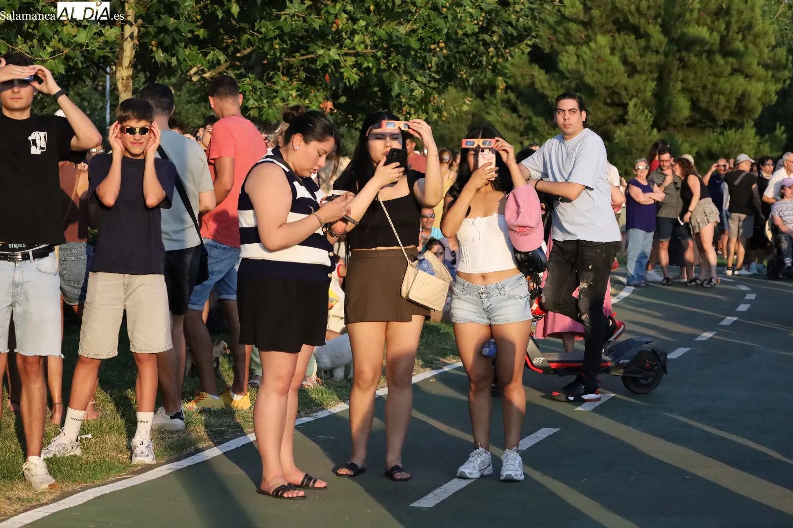 Salmantinos viven el eclipse en el parque de Nebrija. Fotos: Miguel González