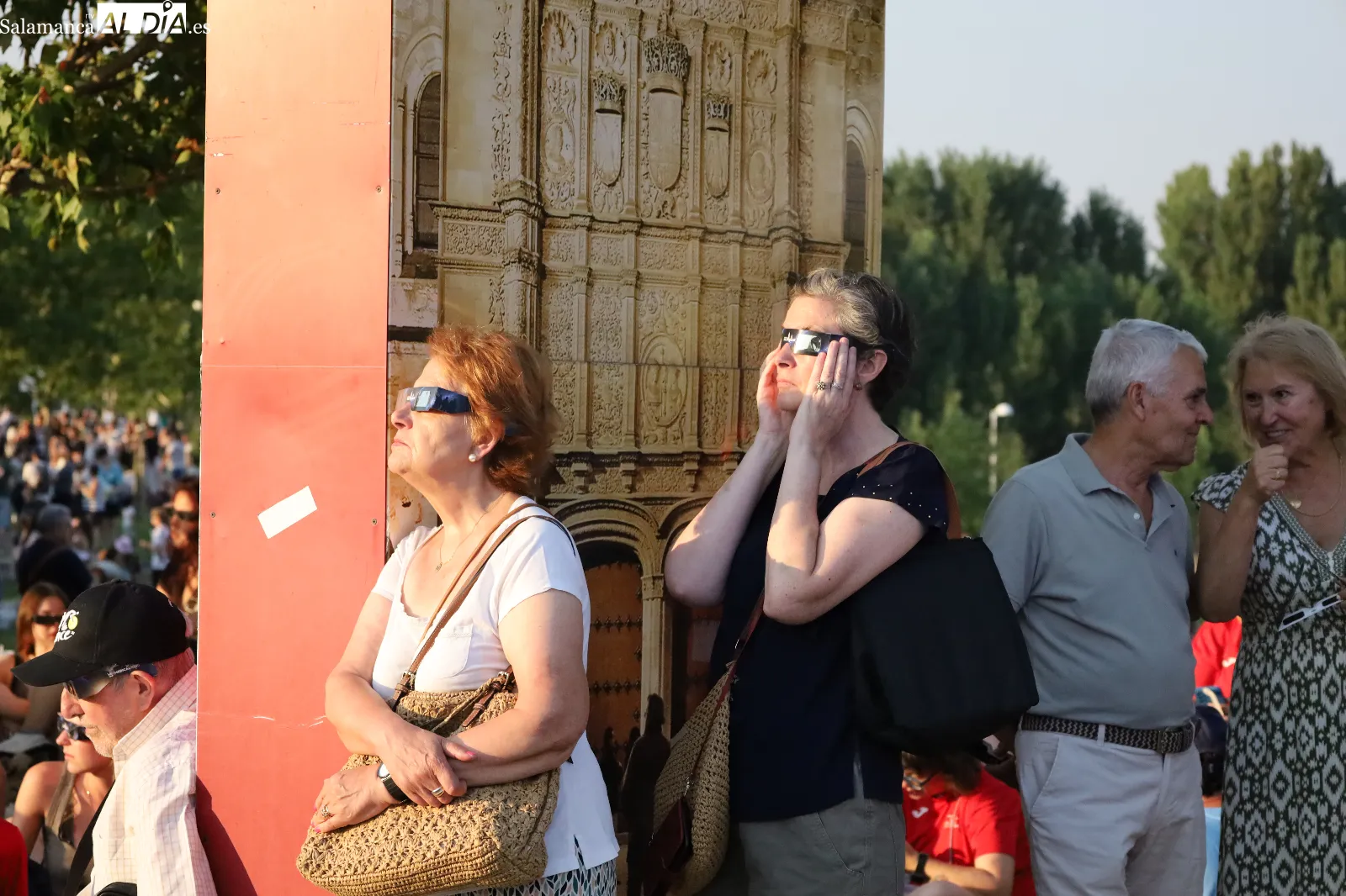 Salmantinos viven el eclipse en el parque de Nebrija. Fotos: Miguel González