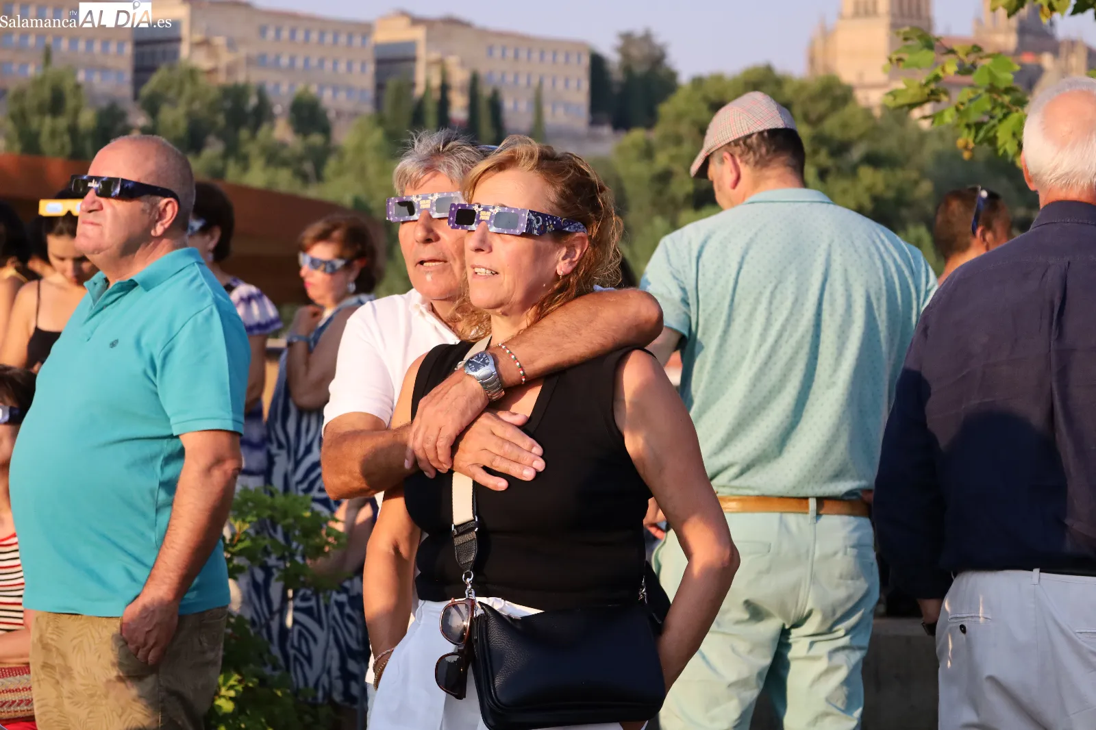 Salmantinos viven el eclipse en el parque de Nebrija. Fotos: Miguel González