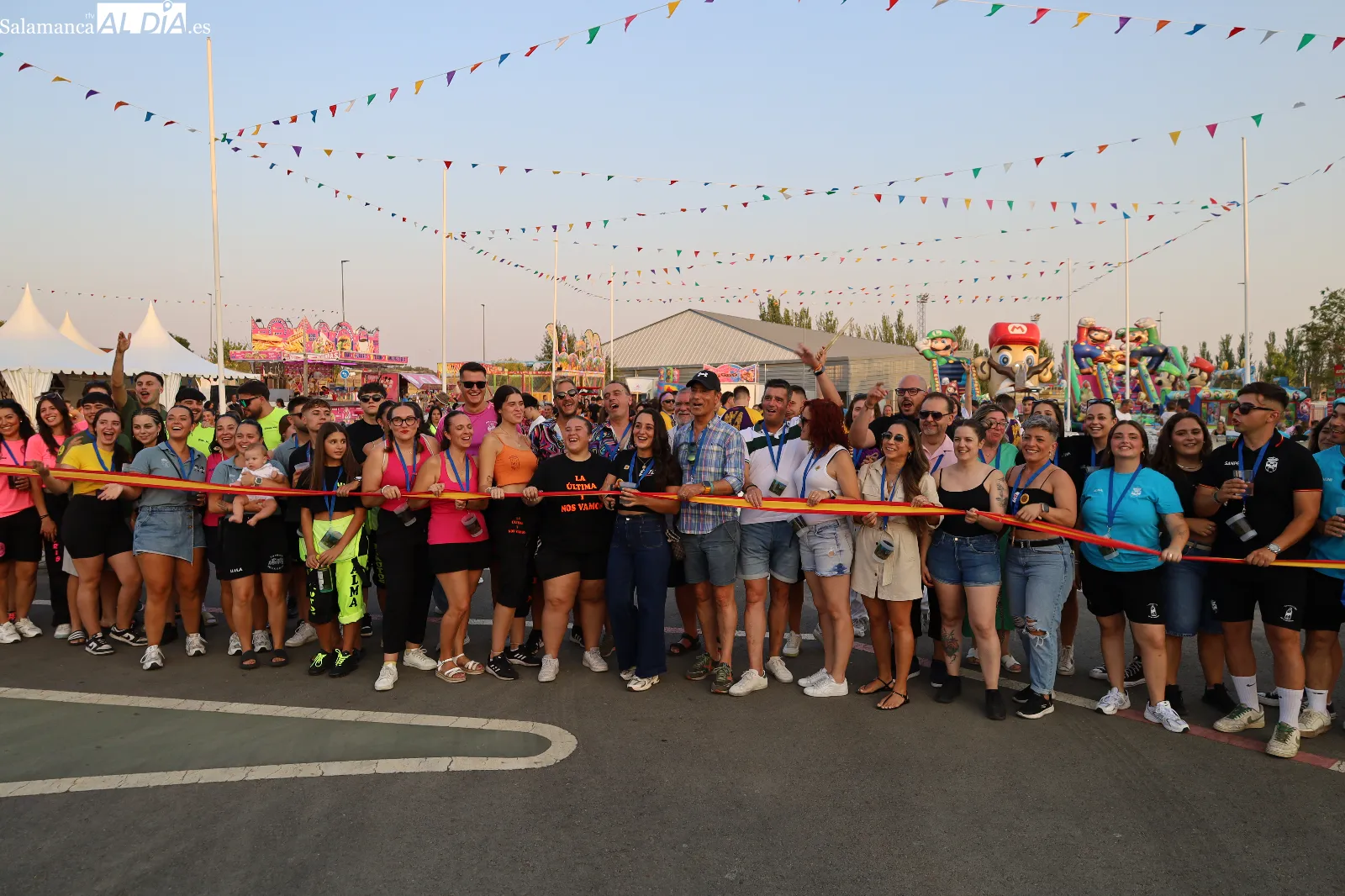 Desfile de peñas e inauguración de la Feria de Día y de Noche en el arranque de las fiestas de Carbajosa de la Sagrada. Fotos: Miguel Á. González