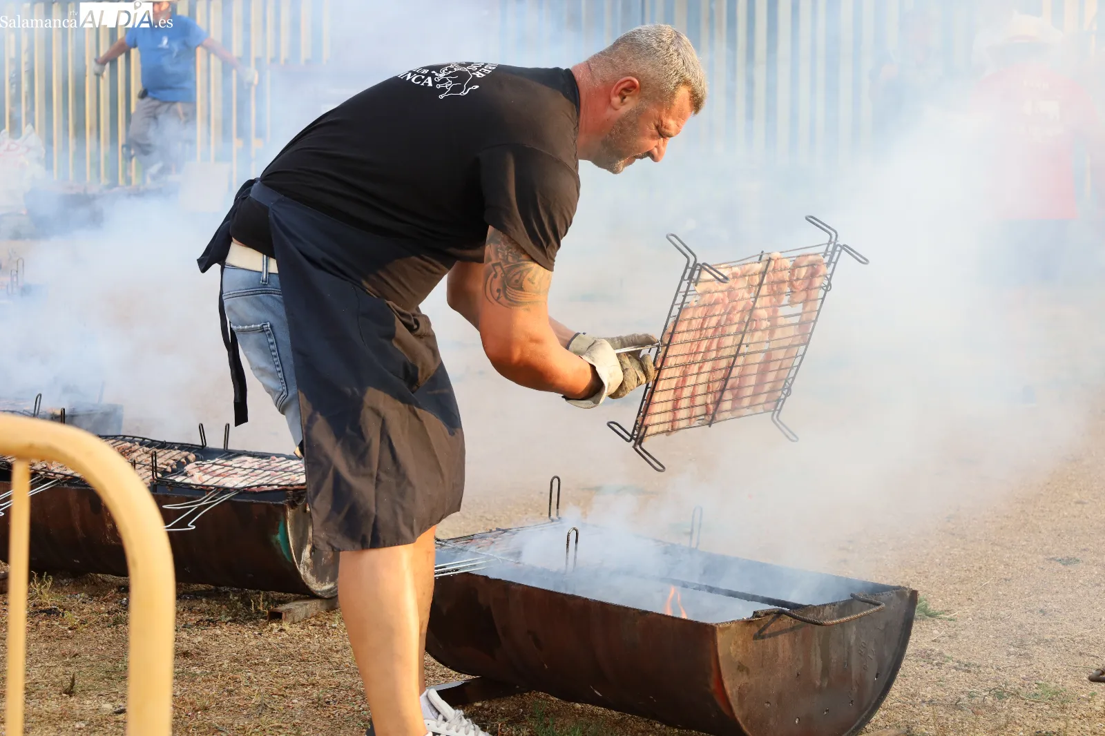 Merienda interpeñas en el parque Anantapur de Villamayor. Fotos: Miguel Á. González