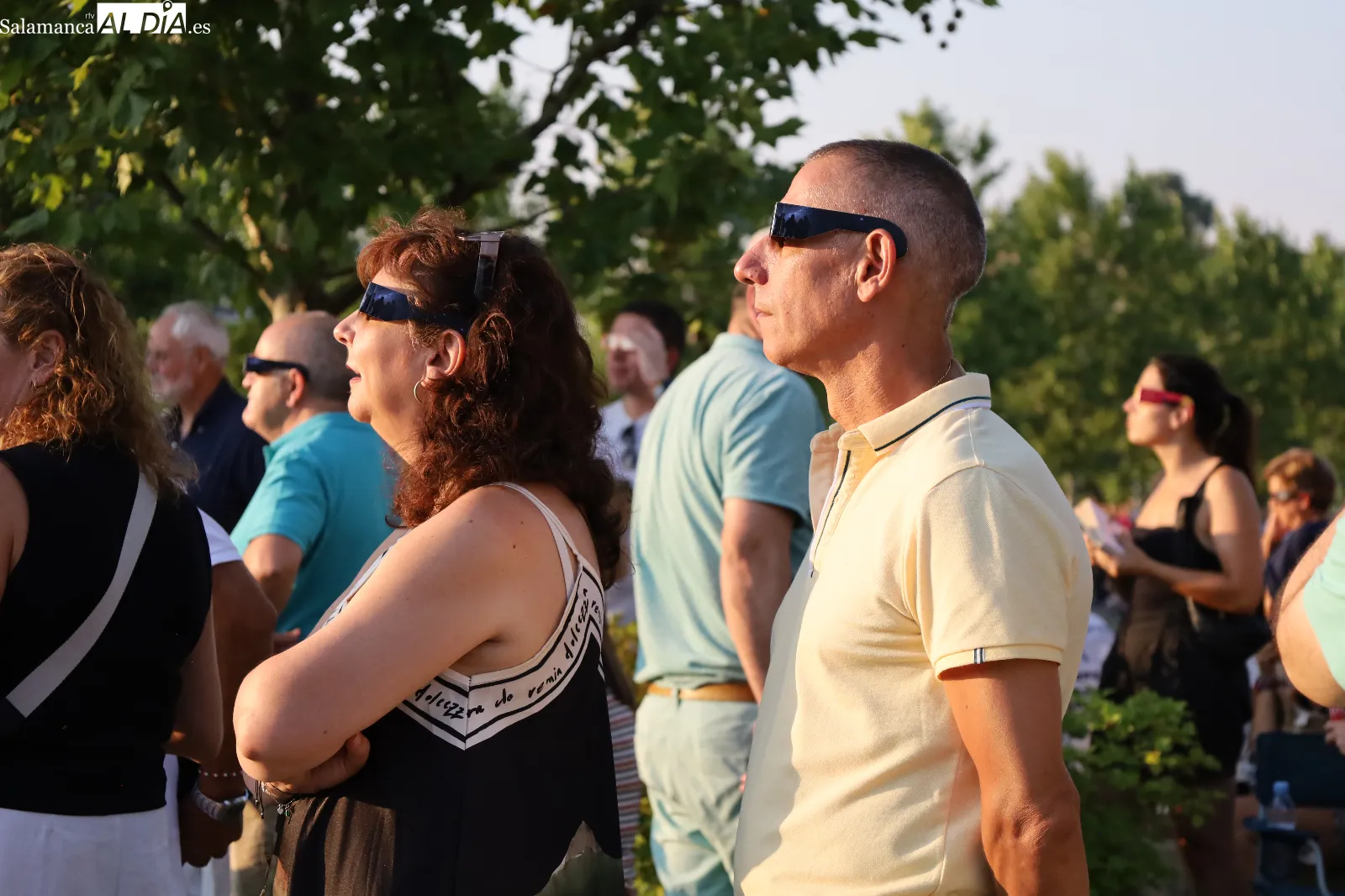 Salmantinos viven el eclipse en el parque de Nebrija. Fotos: Miguel González