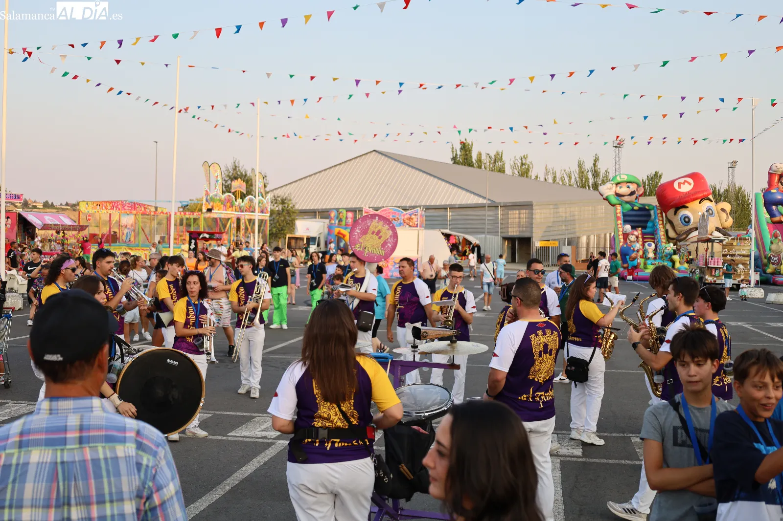 Desfile de peñas e inauguración de la Feria de Día y de Noche en el arranque de las fiestas de Carbajosa de la Sagrada. Fotos: Miguel Á. González