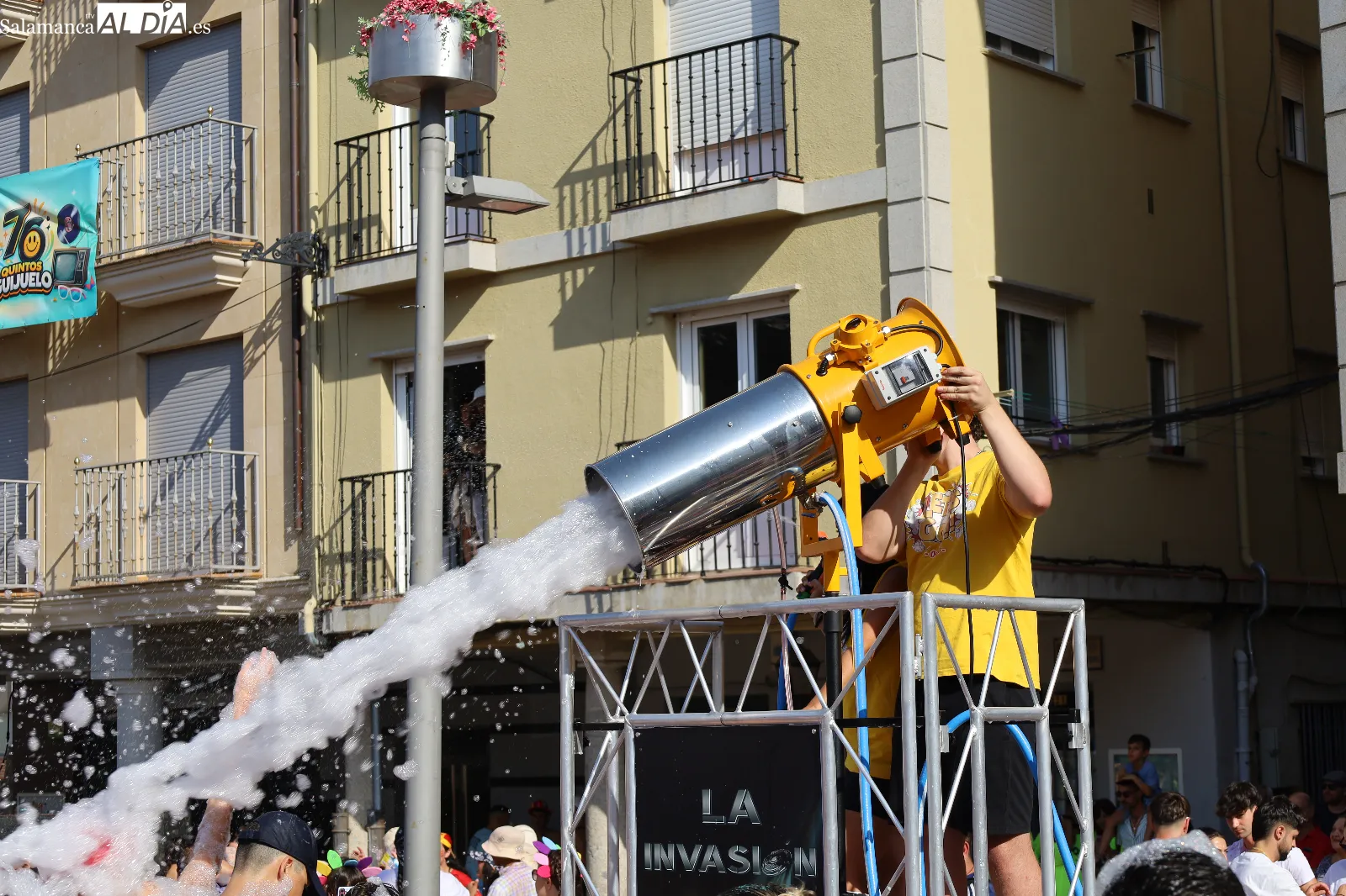 Tradicional chupinazo que inaugura las fiestas de Guijuelo. Fotos: Miguel González