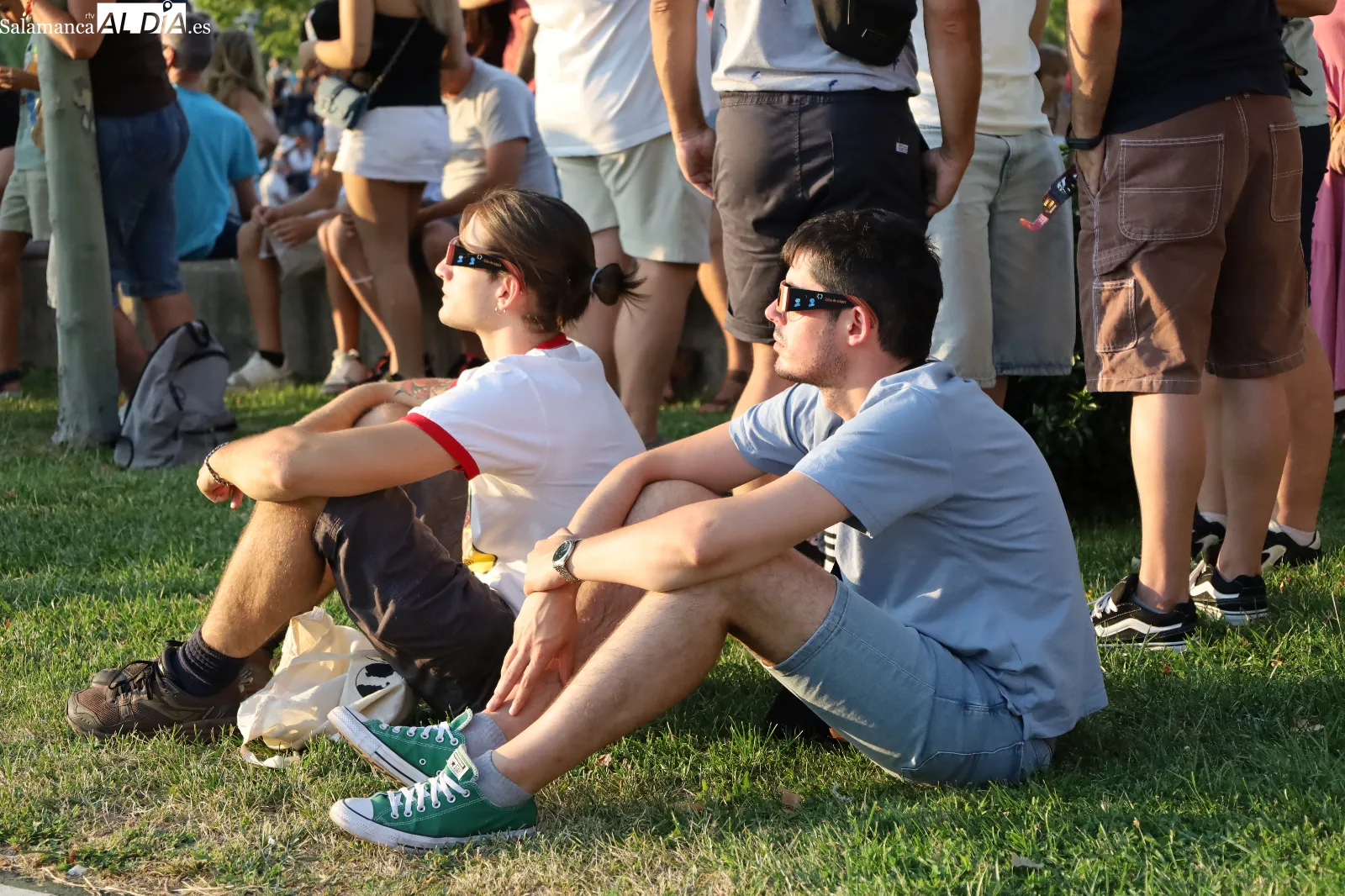 Salmantinos viven el eclipse en el parque de Nebrija. Fotos: Miguel González