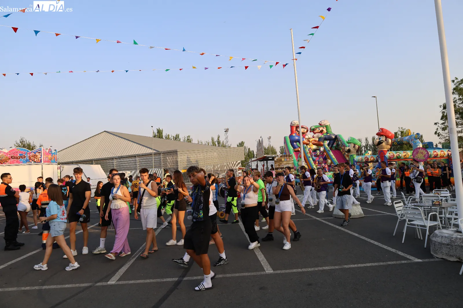 Desfile de peñas e inauguración de la Feria de Día y de Noche en el arranque de las fiestas de Carbajosa de la Sagrada. Fotos: Miguel Á. González