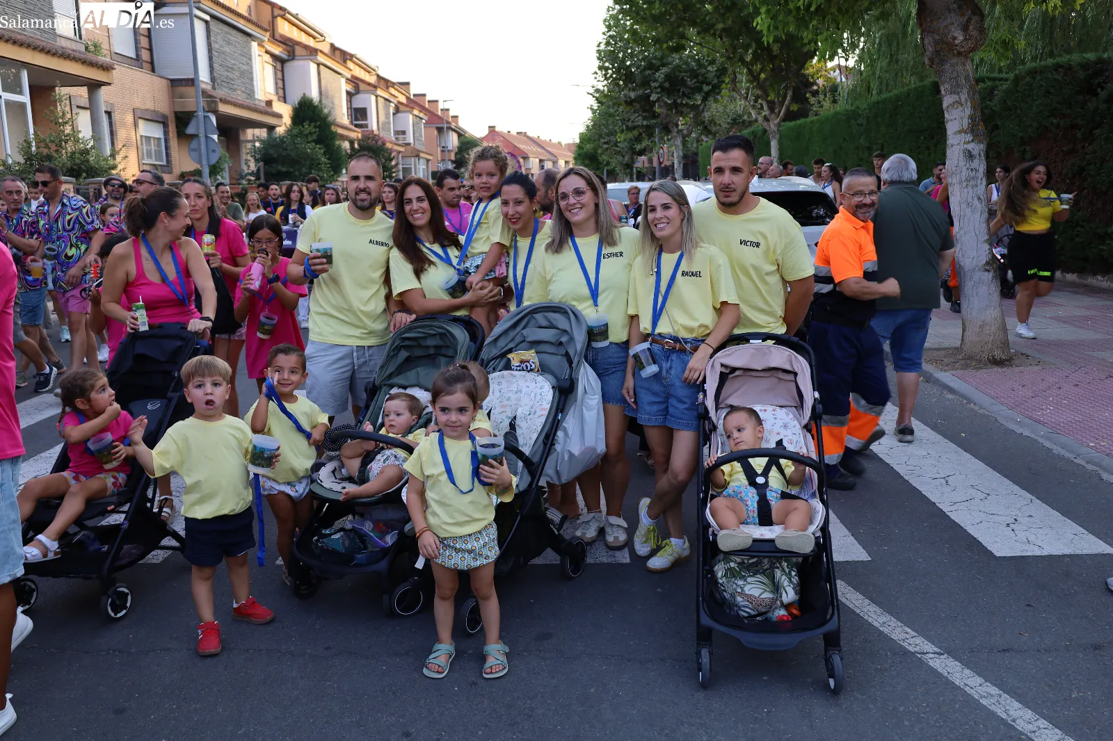 Desfile de peñas e inauguración de la Feria de Día y de Noche en el arranque de las fiestas de Carbajosa de la Sagrada. Fotos: Miguel Á. González