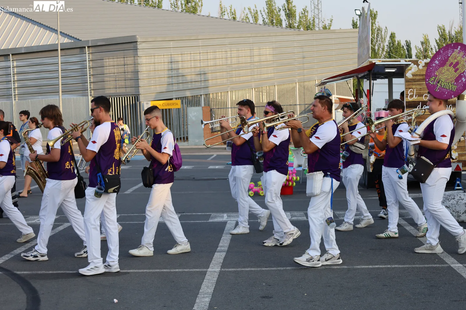 Desfile de peñas e inauguración de la Feria de Día y de Noche en el arranque de las fiestas de Carbajosa de la Sagrada. Fotos: Miguel Á. González