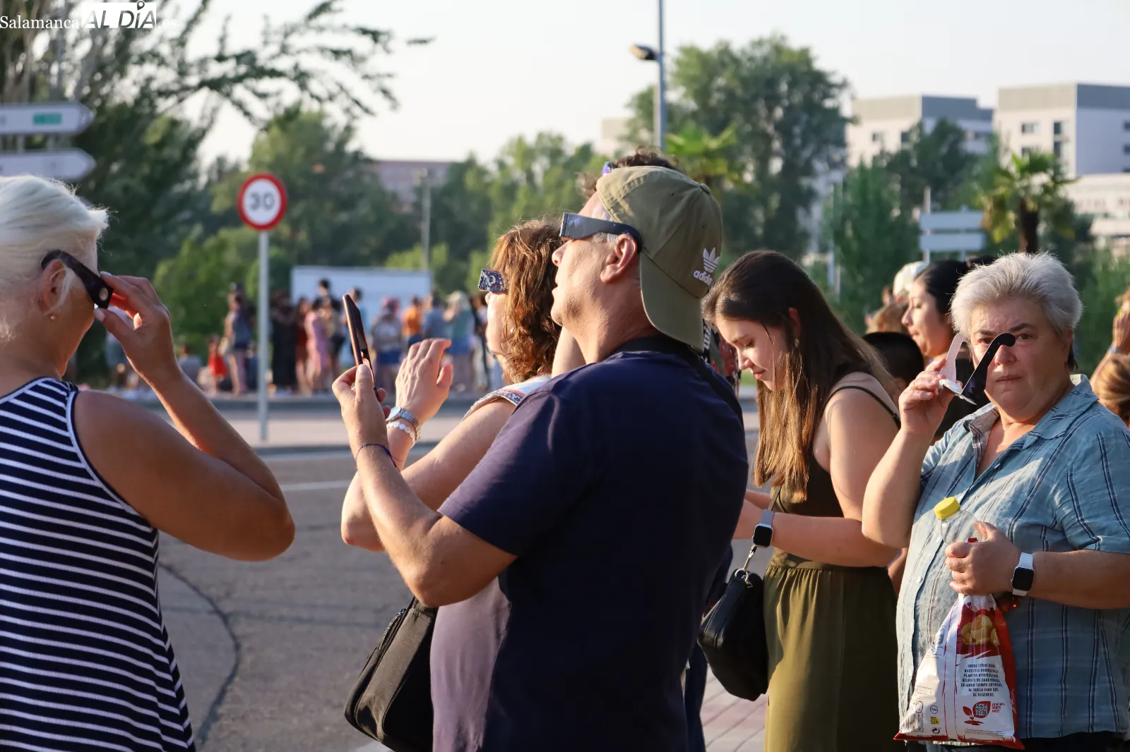 Salmantinos viven el eclipse en el parque de Nebrija. Fotos: Miguel González