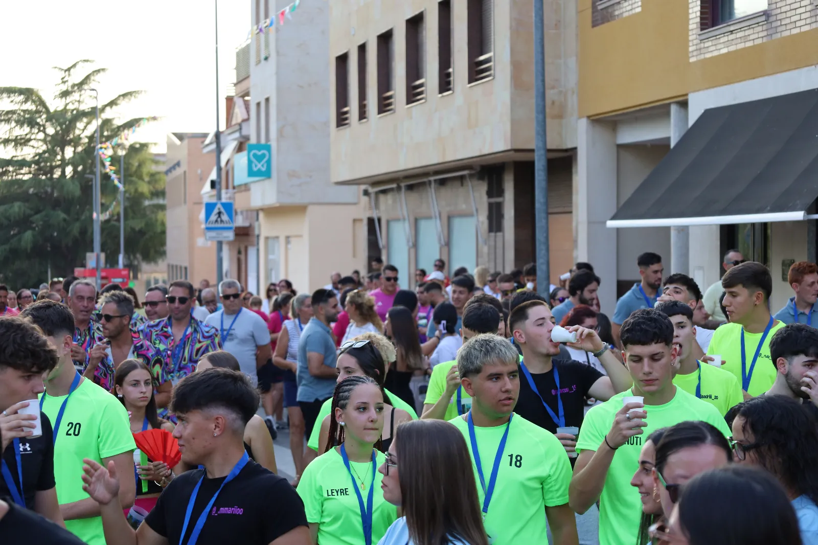 Desfile de peñas e inauguración de la Feria de Día y de Noche en el arranque de las fiestas de Carbajosa de la Sagrada. Fotos: Miguel Á. González