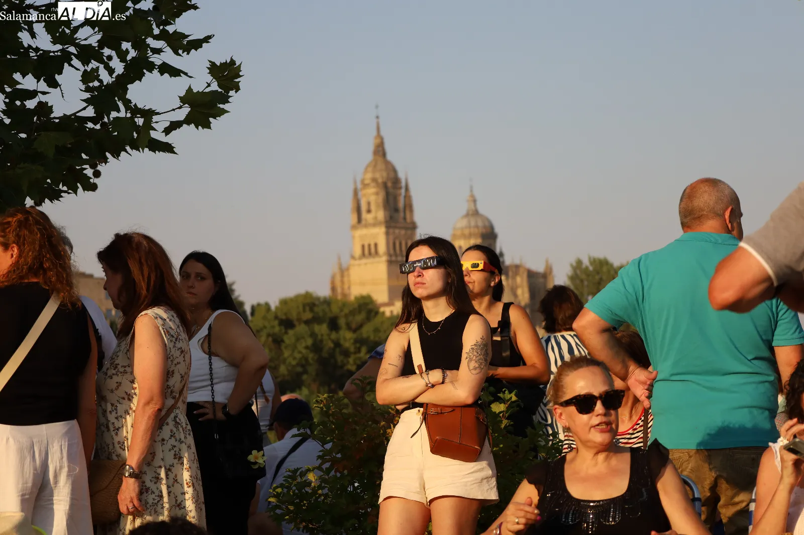 Salmantinos viven el eclipse en el parque de Nebrija. Fotos: Miguel González