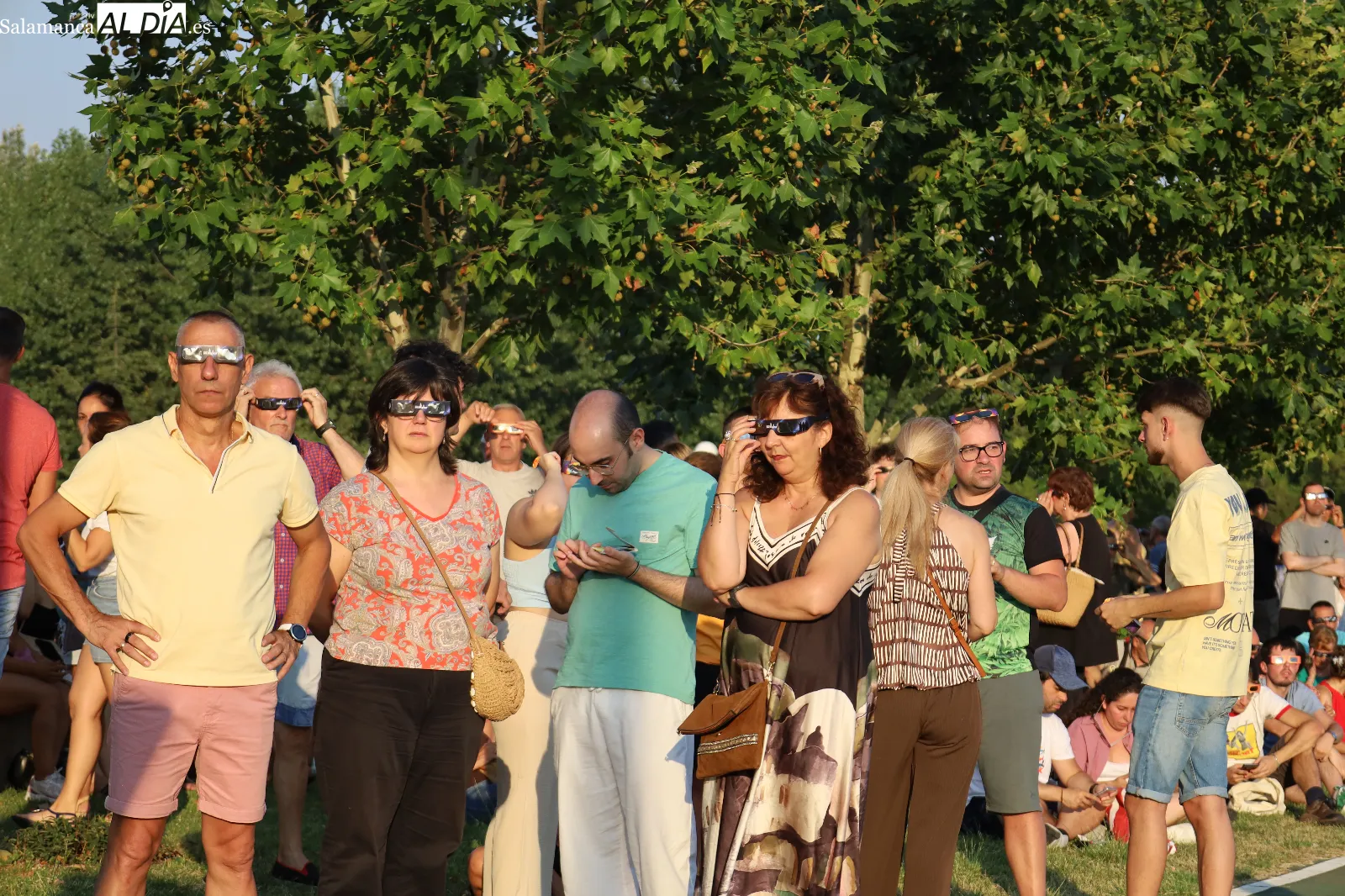 Salmantinos viven el eclipse en el parque de Nebrija. Fotos: Miguel González